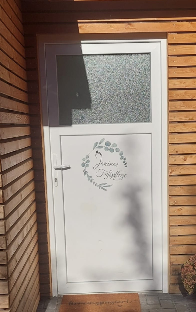Eingang des Fußpflegestudios von Janina Pöhl in Wolfsburg-Fallersleben mit dem Janina's-Fußpflege-Logo an der Tür